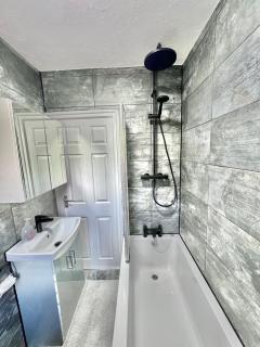 Stylish Refurbished London Home - Family, Friends & Business Travellers Retreat near Wimbledon, Sleeps 6, Free Street Parking - 2