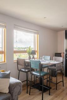 Waterfront 2 bed apartment with views over Ipswich - 4