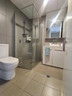 Stylish Apartment with Rooftop Pool, Minutes from City and ANU - Canberra - 5