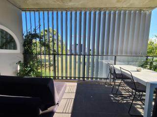 Stylish Apartment with Rooftop Pool, Minutes from City and ANU - Canberra - 1