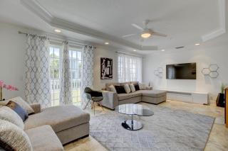 Private Patio Cali King Bed Sleeps 10 - Fort Lauderdale - 6