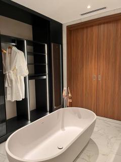 Metropole The Crest 3BR D2 city view 5 quality - Ho Chi Minh - 2