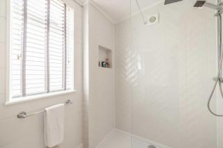 Luxury Lodge with Hot Tub in Windsor Marina - Windsor - 9