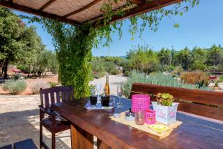 Spacious House with Private Pool in Stari Grad - Stari Grad - 3