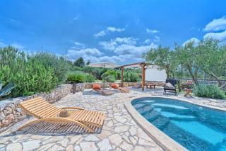 Spacious House with Private Pool in Stari Grad - Stari Grad - 8