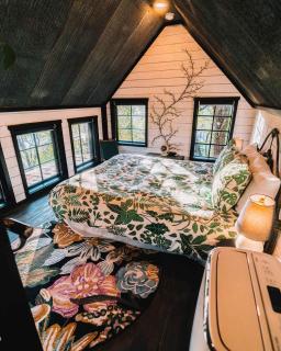 Treetop Hideaways Wood Lily Treehouse - 4