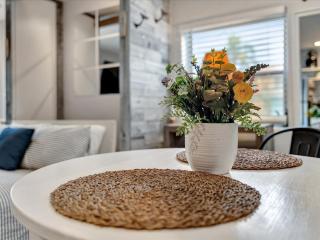 Quiet Corner Suite Heated Pool & 2 mins 2 beach - Clearwater Beach - 6