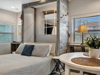 Quiet Corner Suite Heated Pool & 2 mins 2 beach - Clearwater Beach - 0