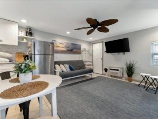 Quiet Corner Suite Heated Pool & 2 mins 2 beach - Clearwater Beach - 9