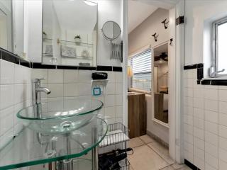Quiet Corner Suite Heated Pool & 2 mins 2 beach - Clearwater Beach - 1