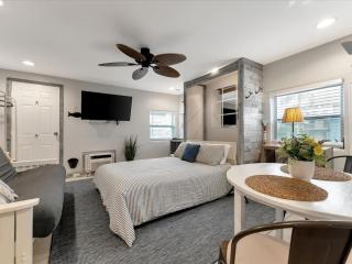 Quiet Corner Suite Heated Pool & 2 mins 2 beach - Clearwater Beach - 0