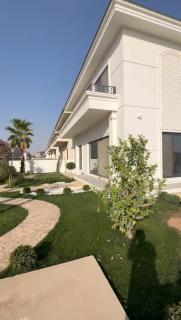 فلل للإقامة العائليةمع كافة المرافق بإطلالة على الشاطئ - Ras al Khaimah - 8