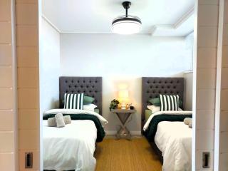 Brizzys Balcony Luxe Retreat Great Location! - South End - 8