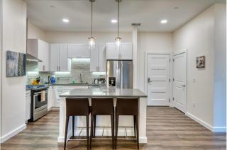 Gorgeous Apt Near Shipyards - COV-1105 - - 0