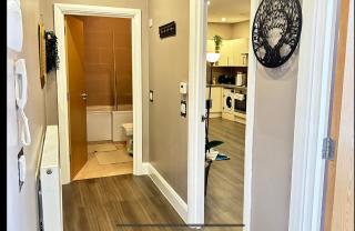 luxury 2 bedroom flat with a kitchen - 9