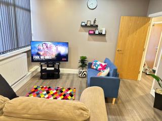 luxury 2 bedroom flat with a kitchen - 1