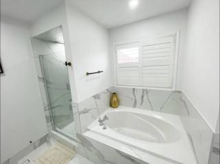 Elegant & Luxurious 3 Bedroom Home - Mississauga - 3