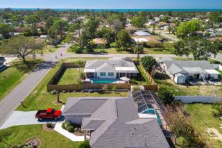 Summer Vacation 10 mins to Beaches Private heated Pool king beds - 4