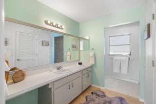 Summer Vacation 10 mins to Beaches Private heated Pool king beds - 1