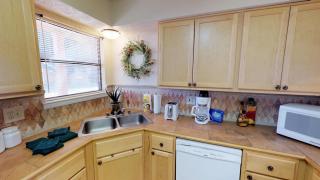 Valley Condo 126 - Creekside - WiFi - Hot Tub - Fireplace - Washer - Dryer - Playground - Red River - 2
