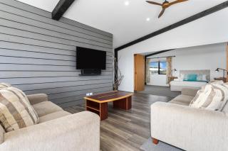 Black Bach- Beachfront Paradise Retreat - 5