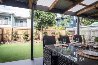 Modern Pet-friendly Mudjimba Townhouse - 0