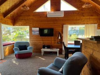 Beautiful Te Ngaere Beach two bedroom bach with spa pool - 3