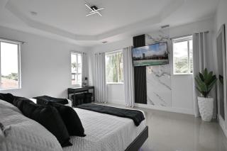 LuxOasis Getaway Minigolf, Pool, Beach, Chess, Jacuzzi - Tamiami - 1