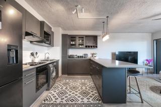 Stylish Stunner in Circa 205 - 6