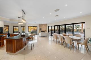 Luxury Range Stay! 6 Bedroom 4 Bathroom - Thornlands - 3