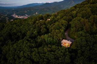 Elevista - Quaint&Private-Views-HotTub-PoolTable-Bears-3 Clubhouse Pools - Gatlinburg - 4