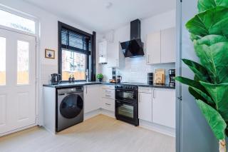 Modern Premium 3 Bed Hidden Gem - Central Location - Barnsley - 1