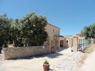 Pretty, spacious holiday home with private pool - 4