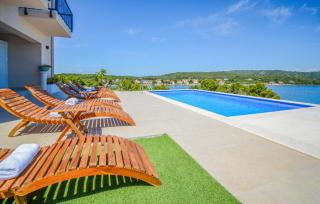 Gorgeous Home In Veli Rat With Wifi - 0