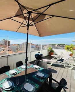 Renovado com AC, 2 WC completos, terraço e garagem - Porto - 0