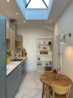Sunny Studio with Parking and Private Entrance - Bristol - 0