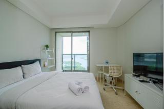 Elegant Studio with Pool and Sea View at Gold Coast Apartment By Travelio - Jakarta - 0