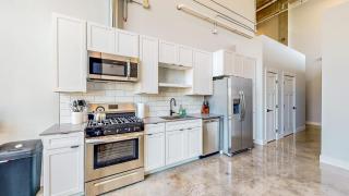 EPIC Urban Loft, 30ft Tall Windows, Next To Mayo! - Rochester - 4