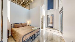 EPIC Urban Loft, 30ft Tall Windows, Next To Mayo! - Rochester - 1