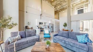 EPIC Urban Loft, 30ft Tall Windows, Next To Mayo! - Rochester - 7