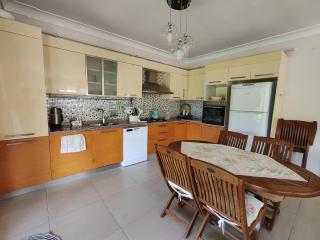 Garden Floor Flat in a Beachfront Complex with a Pool - 4