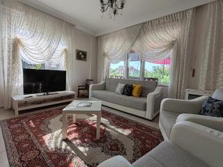 Garden Floor Flat in a Beachfront Complex with a Pool - 2