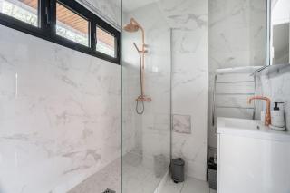 A Refined 2-bedroom close Avenue Foch - París - 5