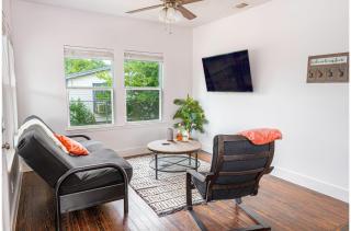 Cozy and Gorgeous 2BR1BA Near Amazing Downtown - 7