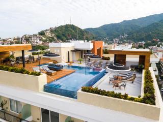 Walk to Everything, Modern Condo with 2 Bathrooms, Pool, Gym, BBQ - Puerto Vallarta - 0