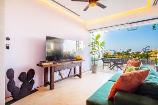 Iconic Rooftop, Bar and Gym, Luxe 2 BR at Soho PV - 4