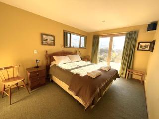 Retro Ski Lodge - Wanaka Holiday Home - Wanaka - 2