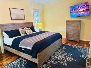 Private Heated Pool & Beach House, 3 King Beds, TVs in all rooms, BBQ, Screened in Pool, 15 min to Beach, Private Neighborhood, 1000mbps WiFi - Vero Beach - 1
