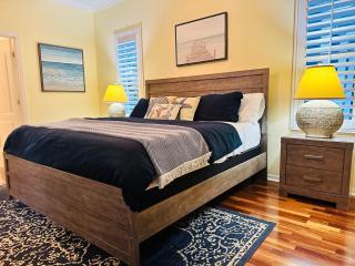 Private Heated Pool & Beach House, 3 King Beds, TVs in all rooms, BBQ, Screened in Pool, 15 min to Beach, Private Neighborhood, 1000mbps WiFi - Vero Beach - 2