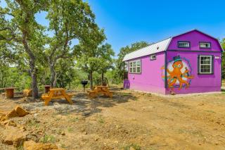 Whimsical Cabin with Grill Less Than 4 Mi to Lake Brownwood! - Lake Brownwood - 8